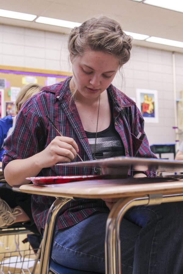 Senior Izzy Lunday, an art club member, plans out the steps to her art project. 