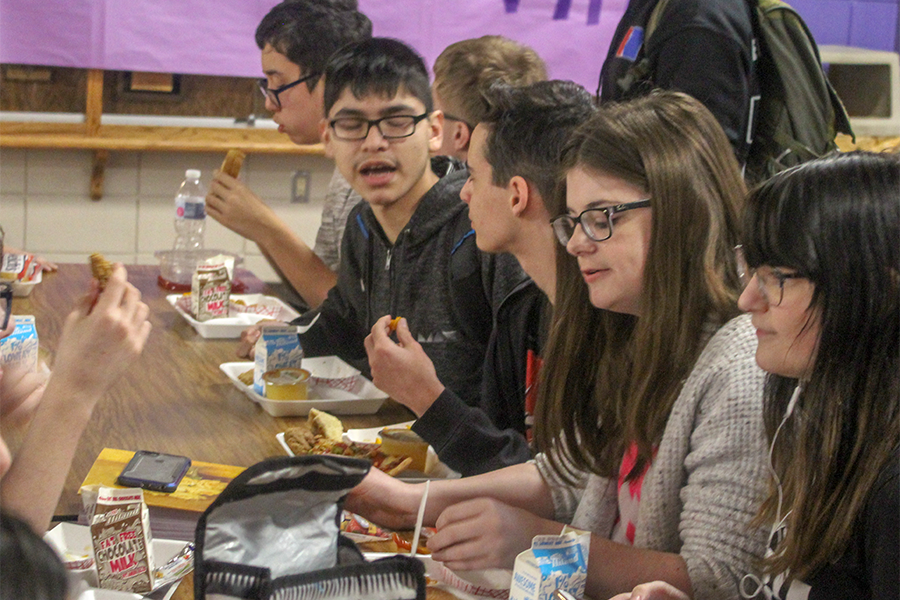 From right to left, freshman Lexi Ketcham, junior Alexa Fletcher, and freshmen Zach Fisher, Alan Rojo and Bo Hamilton finish eating their food during Lunch A. The administration created the revised lunch schedule — in which two lunches are split into Lunch A and Lunch B — as an alternative to Purple Power Hour, which was suspended in early September due to student misbehavior.