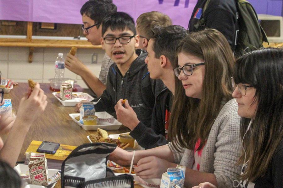 From right to left, freshman Lexi Ketcham, junior Alexa Fletcher, and freshmen Zach Fisher, Alan Rojo and Bo Hamilton finish eating their food during Lunch A. The administration created the revised lunch schedule — in which two lunches are split into Lunch A and Lunch B — as an alternative to Purple Power Hour, which was suspended in early September due to student misbehavior. 