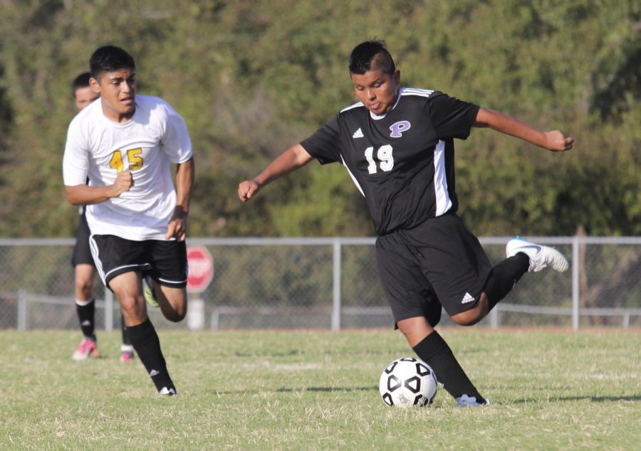 Sophomore+Jeremy+Perez+takes+on+an+defender+against+Coffeyville+on+Sept.+13%2C+2018+during+a+jv+game.+PHOTO+BY+ROSS+LAIDLER