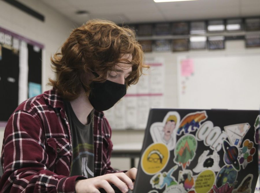 Senior Elliott Norman prepares for a tournament during debate class.