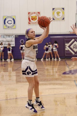 Senior Madden Petty shooting against the Chanute Comets.